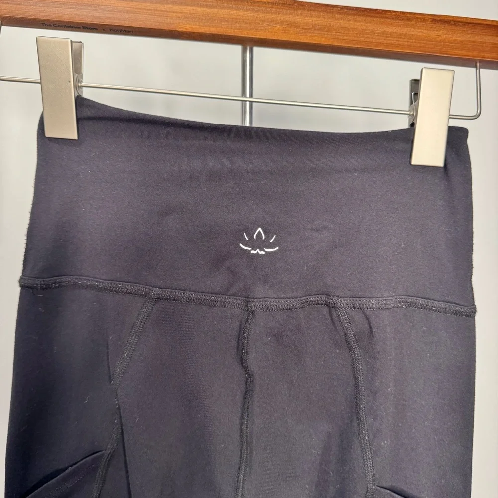 Beyond Yoga Black Leggings Criss Cross Pockets Cross Seams Detail Size Small - Picture 8 of 13